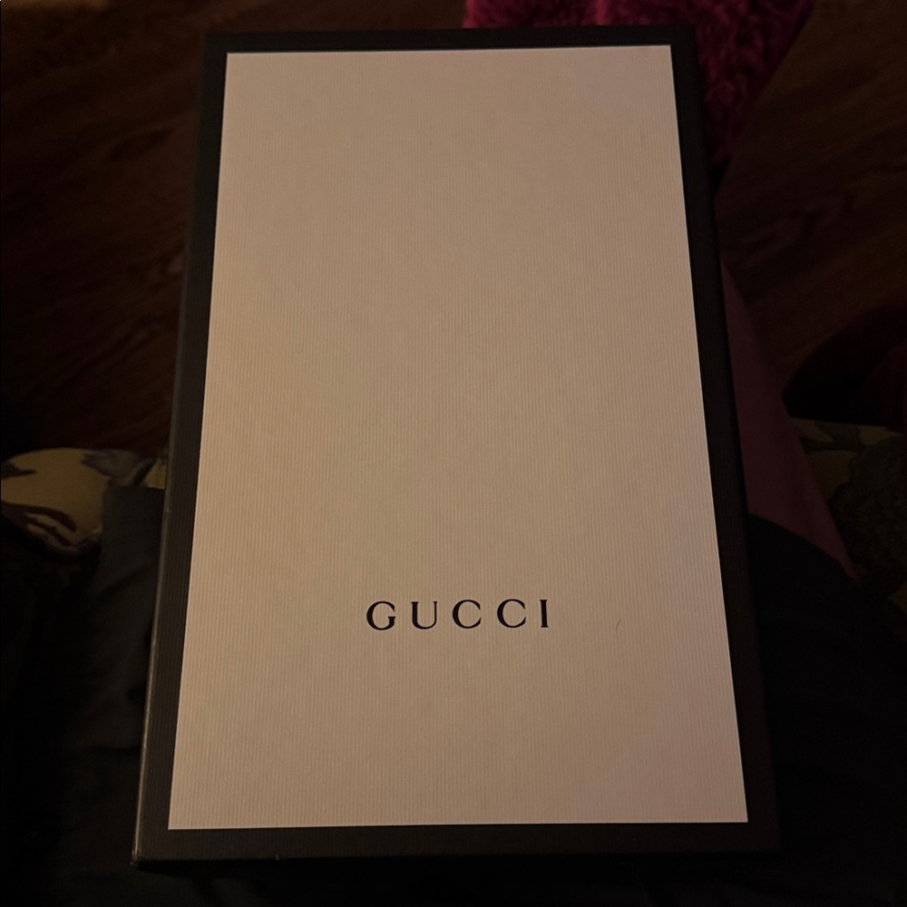Gucci Beige Sneakers with Red and Green Accents - Picture 6 of 6
